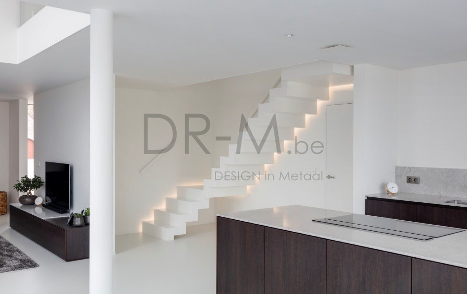 Moderne trap, bloktrap, bloktrappen, Modern Interieur, metalen trap, designtrap, glazen balustrade