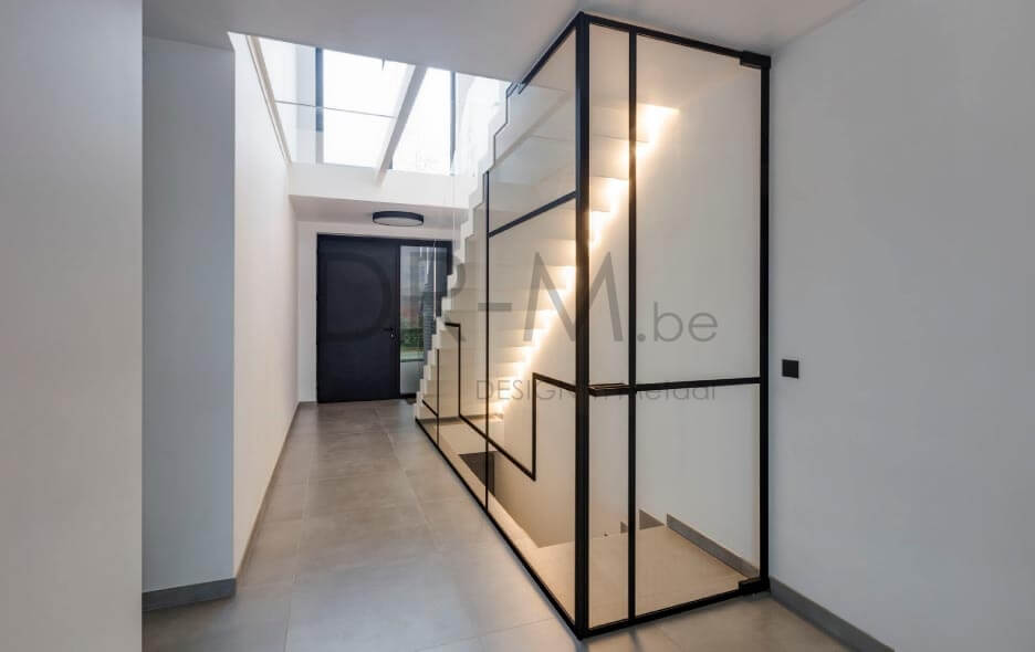 Moderne trap, bloktrap, bloktrappen, Modern Interieur, metalen trap, designtrap, glazen balustrade