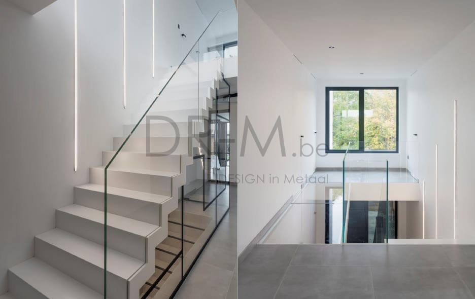 Moderne Bloktrap met Glazen Wand/Balustrade